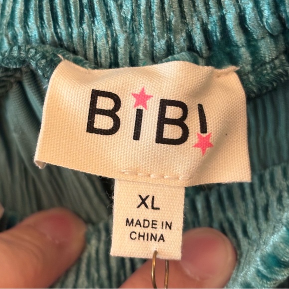 BiBi Green Textured Velvet Pants - Picture 2 of 3